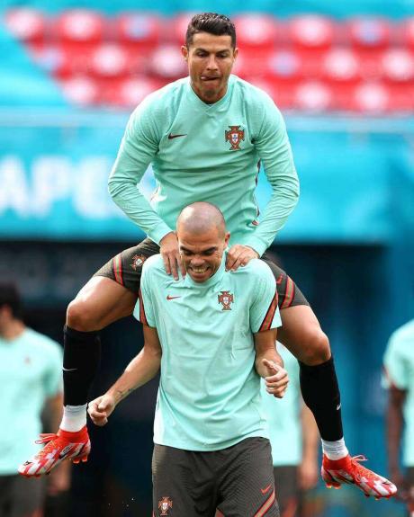 包含C罗今日表现抢眼，波尔图整场无解，教练赛后亲自拥抱的词条