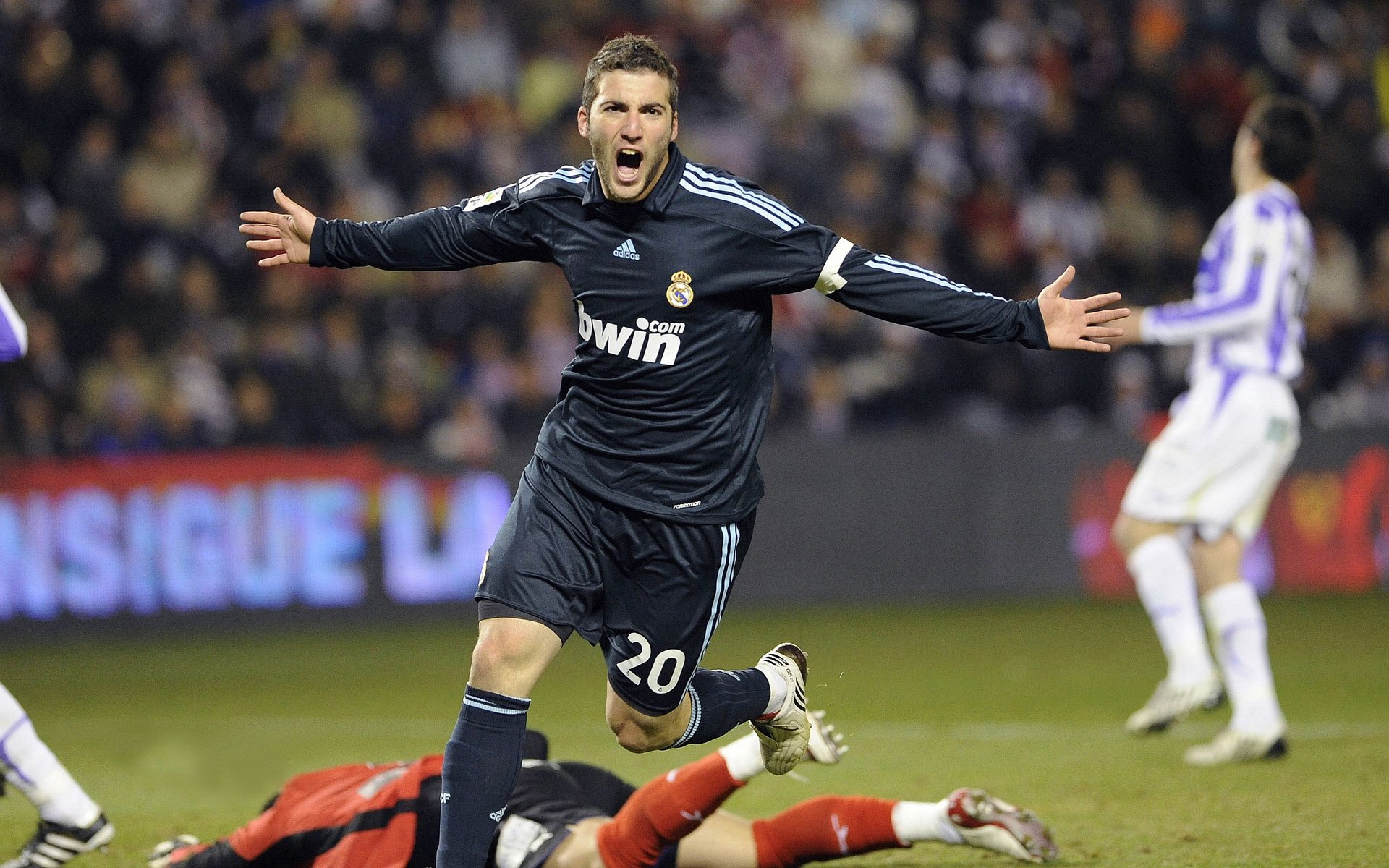 莱万多夫斯基赛事官方发布逆转新规，中国队争议不断！